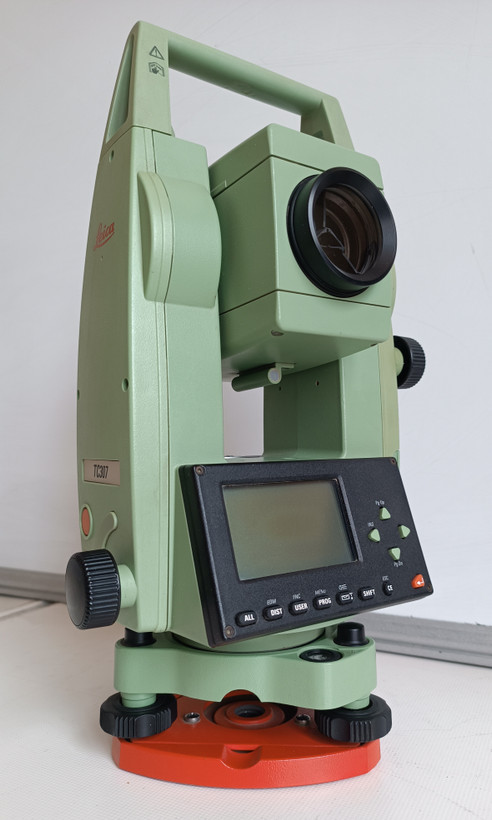 توتال استیشن لایکا مدل LEICA TC 307 در حد آکبند