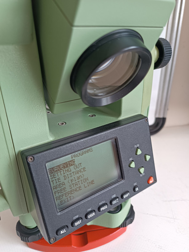 توتال استیشن لایکا مدل LEICA TC 307 در حد آکبند