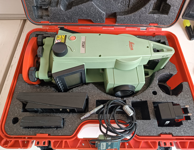 توتال استیشن لایکا مدل LEICA TC 307 در حد آکبند