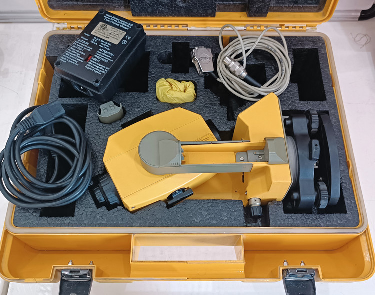 توتال استیشن تریمبل مدل Trimble 3305 DRفوق العاده تمیز