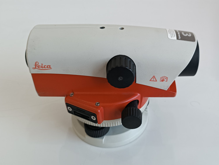 ترازیاب اتوماتیک لایکا مدل LEICA NA 724 در حد آکبند