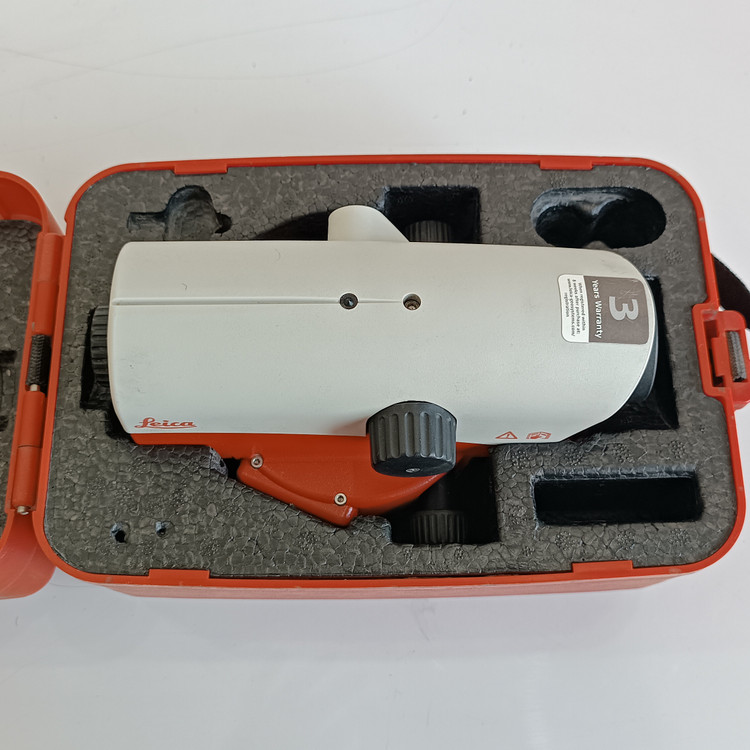 ترازیاب اتوماتیک لایکا مدل LEICA NA 724 در حد آکبند