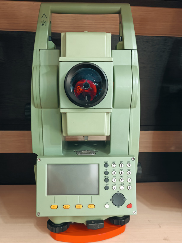 توتال استیشن لایکا مدل LEICA TCR 805 فوق العاده تمیز