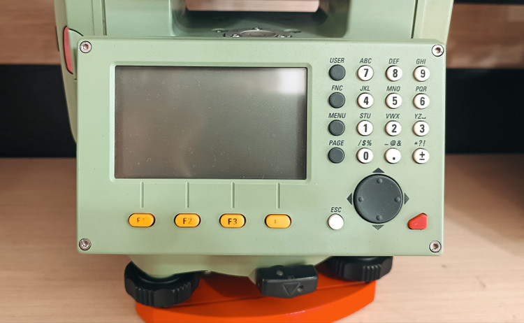توتال استیشن لایکا مدل LEICA TCR 805 فوق العاده تمیز