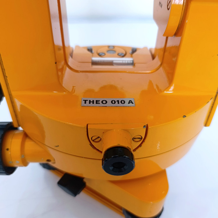 تئودولیت اپتیکی زایس مدل THEO 010A ساخت آلمان در حد آکبند