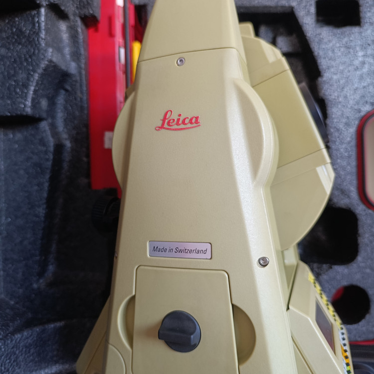 توتال استیشن لایکا مدل LEICA TC ۸05 L در حد آکبند